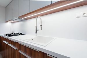 Світлодіодна стрічка для кухні: функціональне та стильне освітлення