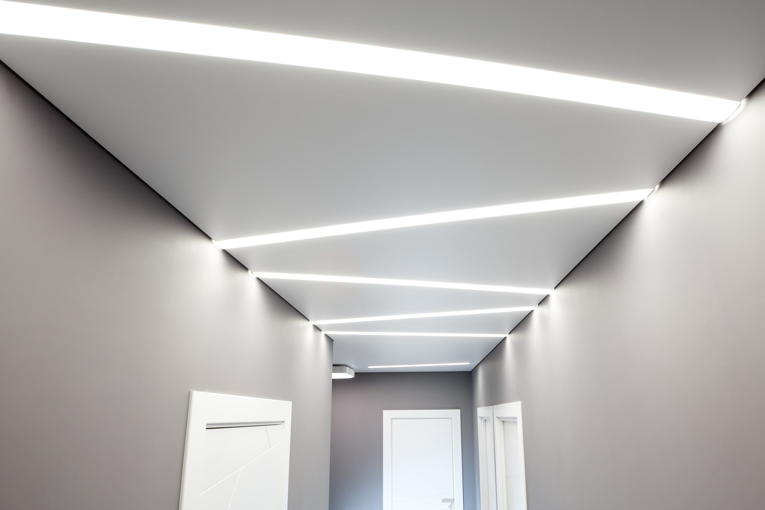 Натяжной потолок с подсветкой светодиодной лентой: многообразие возможностей и стильное решение для интерьера