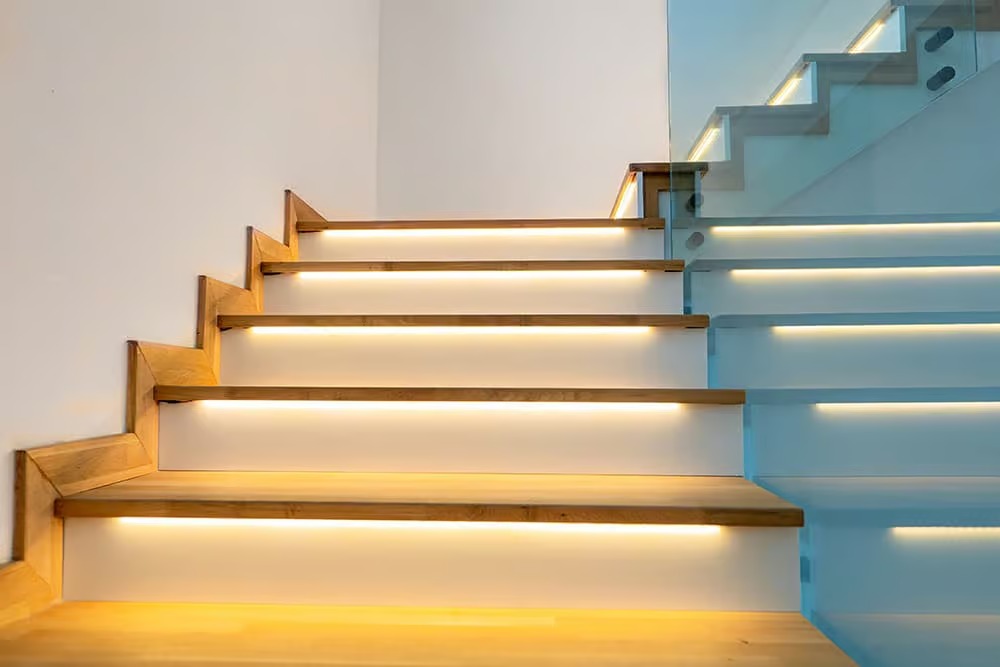 Динамическая многоцветная подсветка ступеней лестницы
